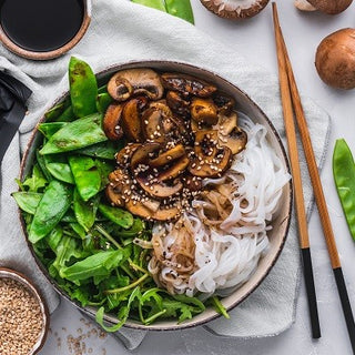Bol de nouilles asiatiques aux légumes Bol de nouilles asiatiques aux légumes