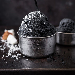 Glace noire à la vanille & charbon actif Glace noire à la vanille & charbon actif