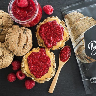 Toasts low carb peanut butter – confiture Toasts low carb peanut butter – confiture