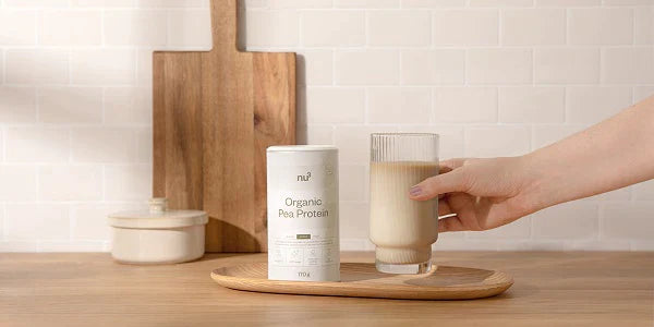 Femme avec un verre de boisson à la protéine de riz bio