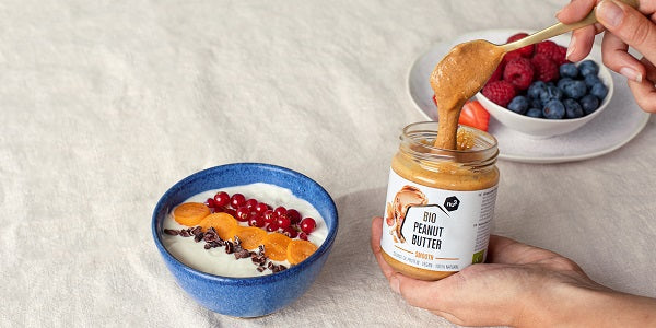 peanut butter bio nu3 à la table du petit déjeuner avec divers fruits