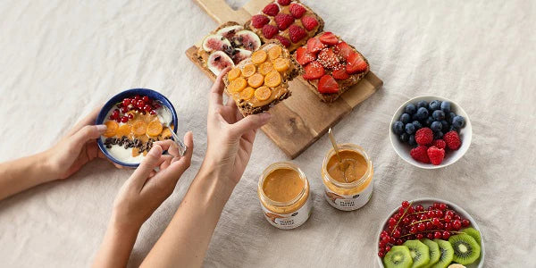 peanut butter bio nu3 avec bowls fruités et toasts pour le petit-déjeuner