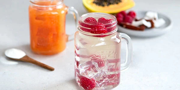 Verre rempli avec des fraises et poudre dans une cuillère