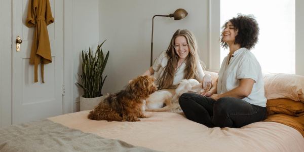 Femmes heureuses sur un lit avec un chien