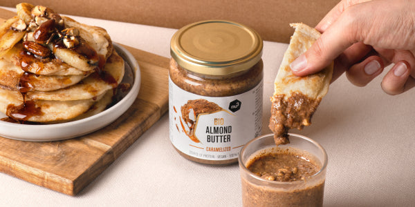 crème d'amandes grillées nu3 avec des pancakes et quelques amandes effilées