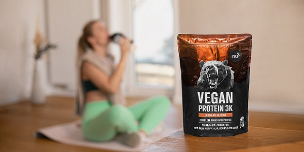 Femme faisant du sport et buvant un shake de Vegan 3k