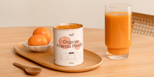 Jus avec de la poudre d'acérola naturelle