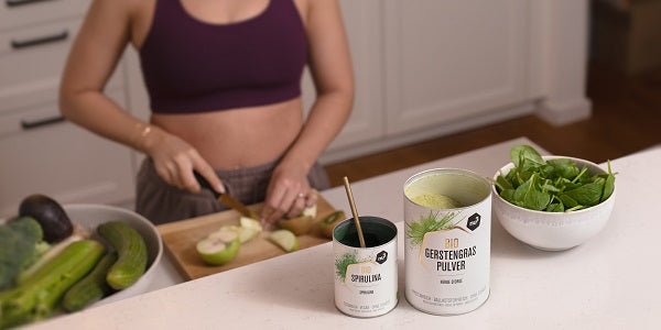 Femme se faisant un jus à la spiruline