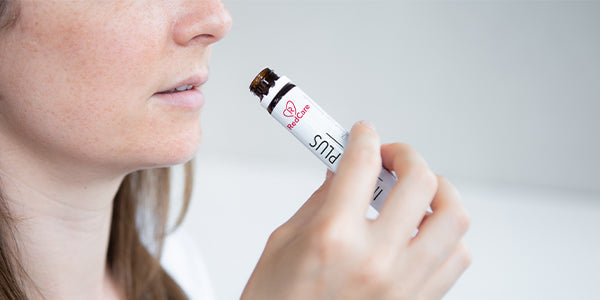 Prise des ampoules d'aronia liquide