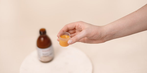 Fer liquide dans un gobelet doseur