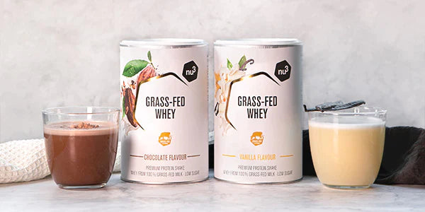 Deux saveurs de Grass-Fed Whey nu3 dans des verres