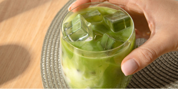 Matcha Iced Latte dans un verre avec des glaçons