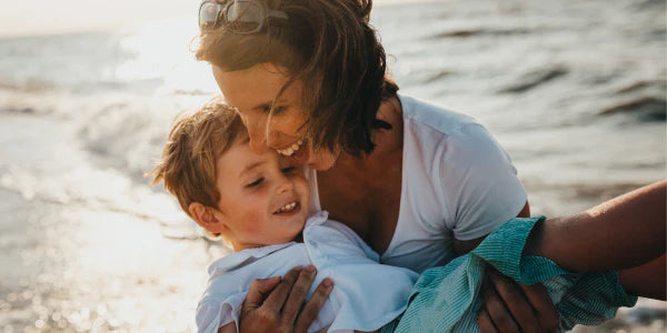 Une mère et son enfant à la plage sans verrues
