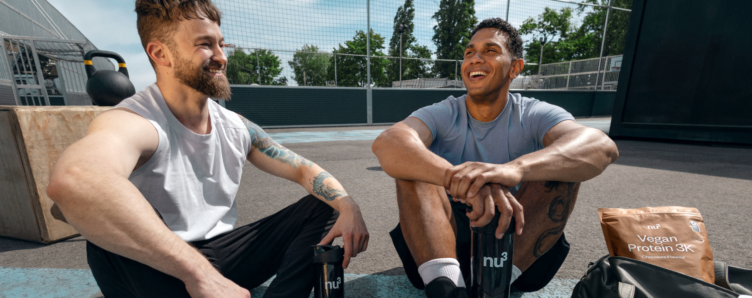 2 hommes sportifs avec un shaker nu3 et nu3 Vegan Protein 3K