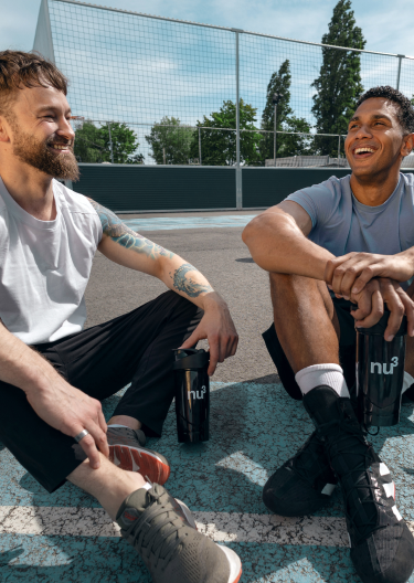 2 hommes sportifs avec un shaker nu3 et nu3 Vegan Protein 3K