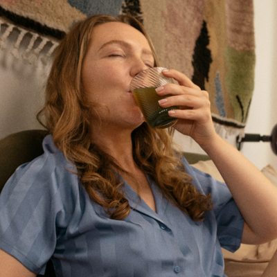 Femme buvant dans un verre