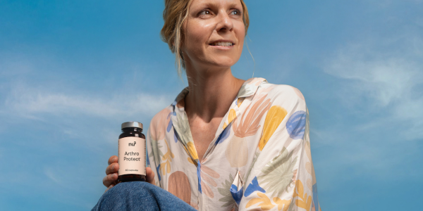 Femme avec les gélules nu3 Arthro Protect