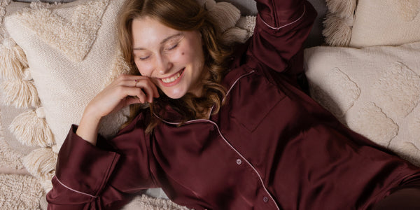 Femme riante allongée dans un lit