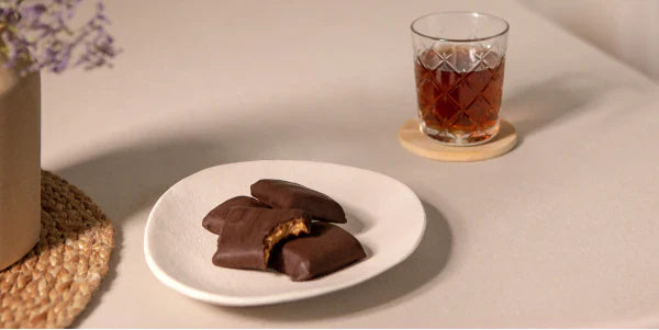 Bouchées de chocolat protéinées servies sur assiette