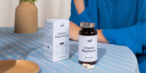 nu3 Magnésium bio sur une table avec femme