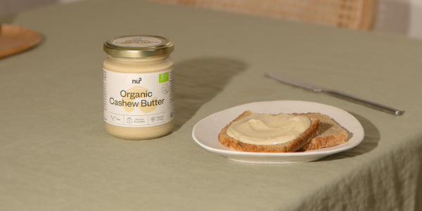 Purée de noix de cajou nu3 sur des tranches de pain