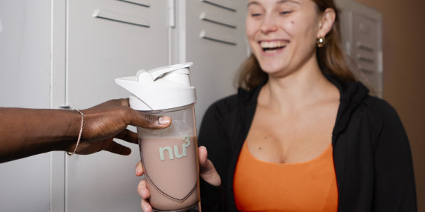 lachende Frau mit Shake