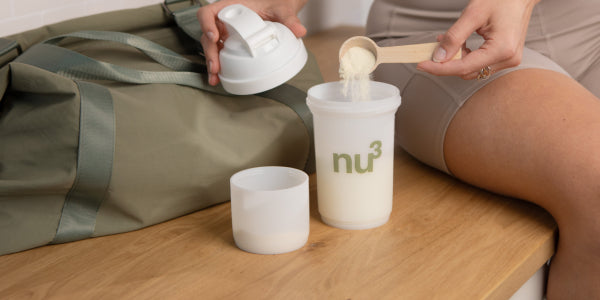 Pulver mit Messbecher in den Shaker