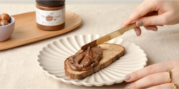 Tartine de pâte à tartiner protéinée à la noisette et au chocolat