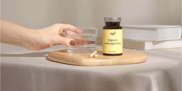 Gélules d'ashwagandha avec un verre d'eau