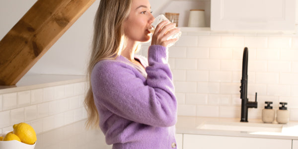 Femme qui boit de l'eau