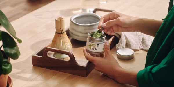 Femme préparant la cérémonie du matcha