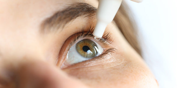 Application du gel pour les yeux Redcare
