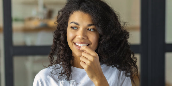 Femme prenant un comprimé de lactase