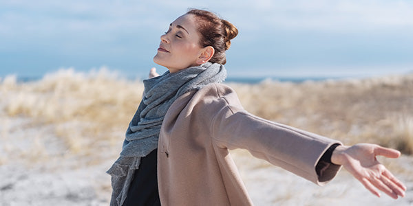 Une femme satisfaite sans mal de gorge