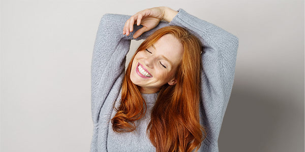 Femme au beau teint et aux cheveux roux