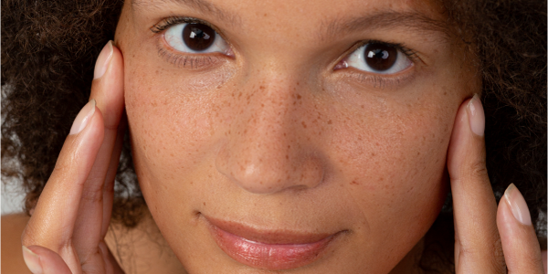 Femme à la peau soignée avec SKINTIST