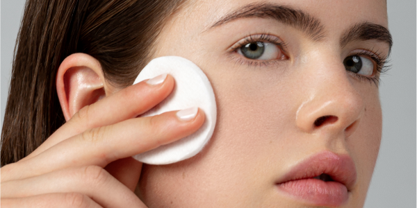 Femme qui se passe de la lotion tonique sur la visage