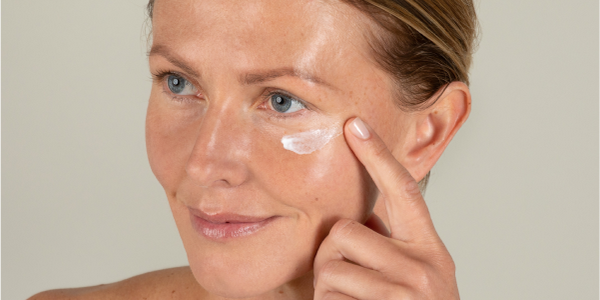 Femme appliquant le soin hydratant contour des yeux SKINTIST Hydro