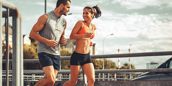 Couple faisant du sport grâce à la L-carnitine en gélules
