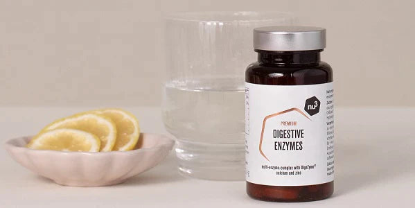 Flacon d'enzyme digestives à prendre avec un verre d'eau