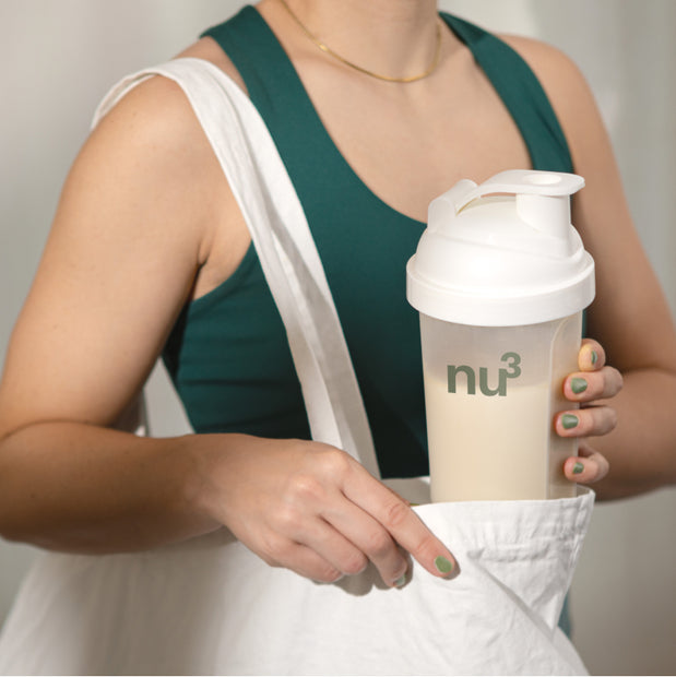 Grass-fed Whey Vanille dans un shaker