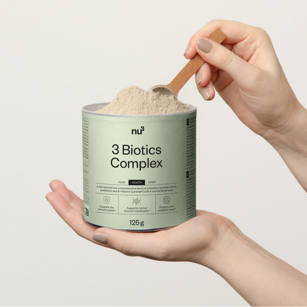 3 Biotics Complex avec une cuillère dans la main