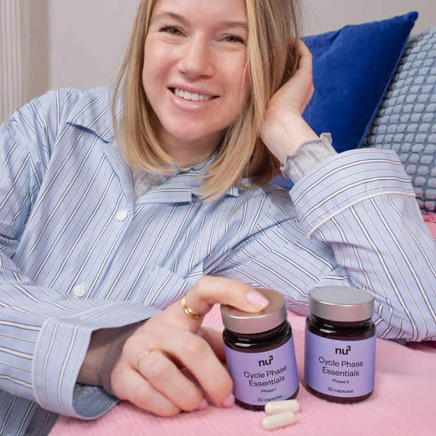 Femme sur le canapé