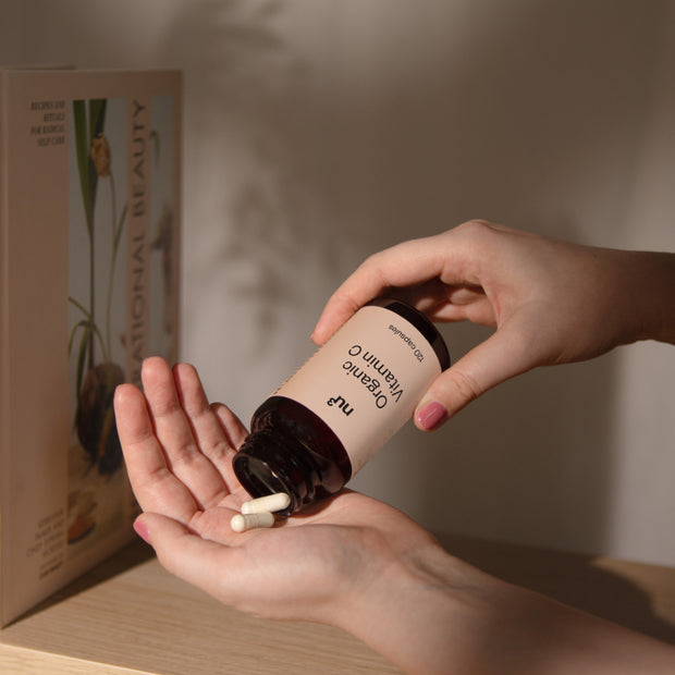 Main avec capsules de vitamine C