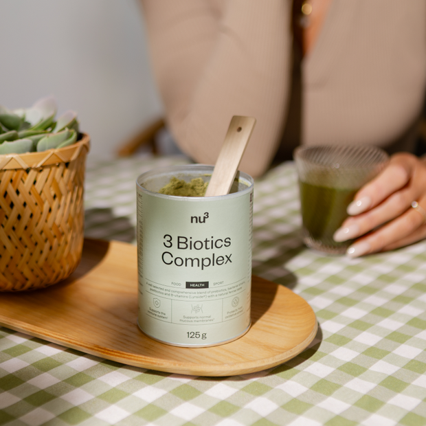 3 Biotics Complex avec une cuillère dans la main