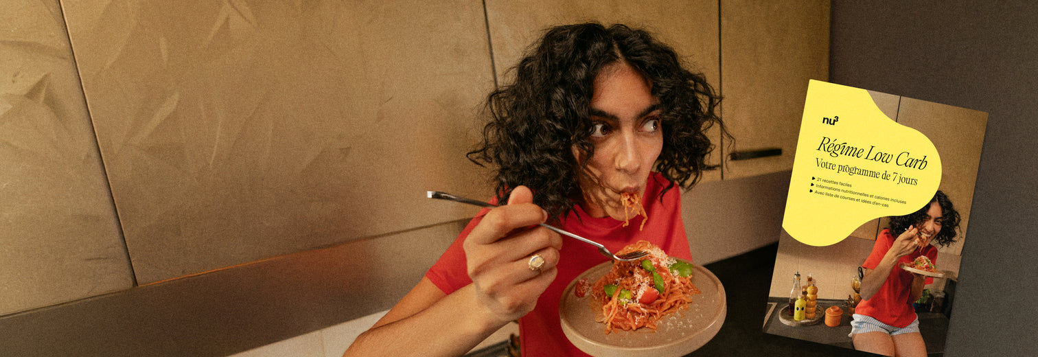 Femme mangeant des pâtes