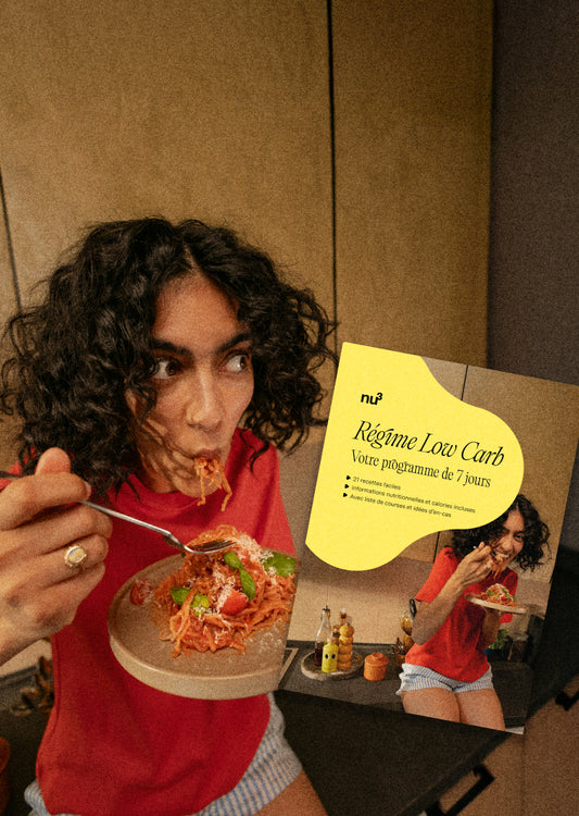 Femme mangeant des pâtes