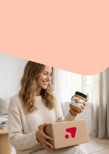 Femme avec un colis Redcare Apotheke et du beurre de cacahuète nu3