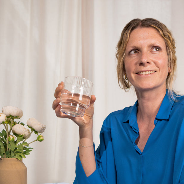 Femme tenant un verre