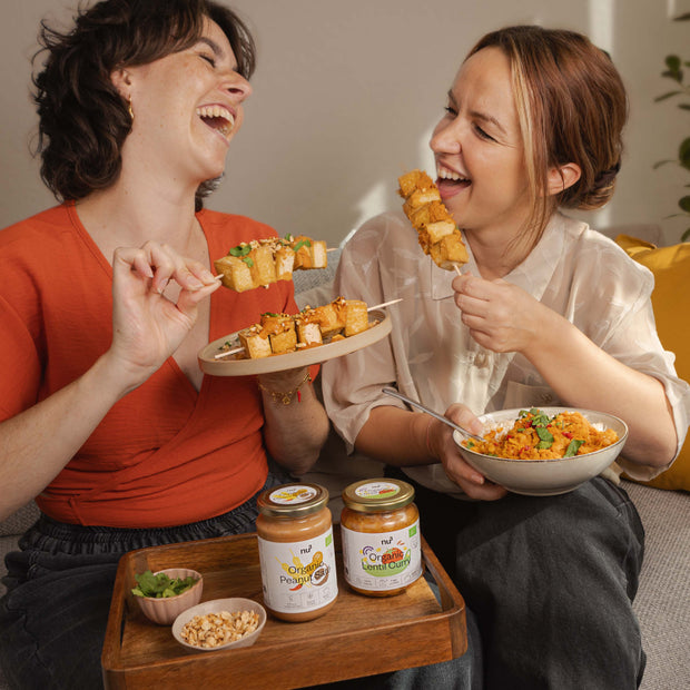 Femmes mangeant des brochettes